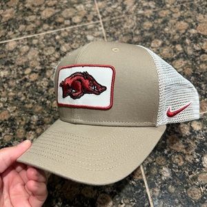 ARKANSAS RAZORBACKS SNAPBACK HAT